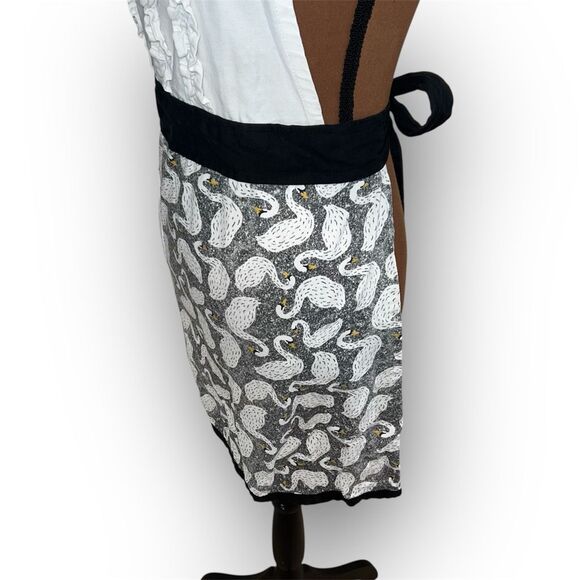 Simply Whimsical Swan Print Apron, Ruffled Bib 100% Cotton, Women’s One Size - Picture 5 of 10